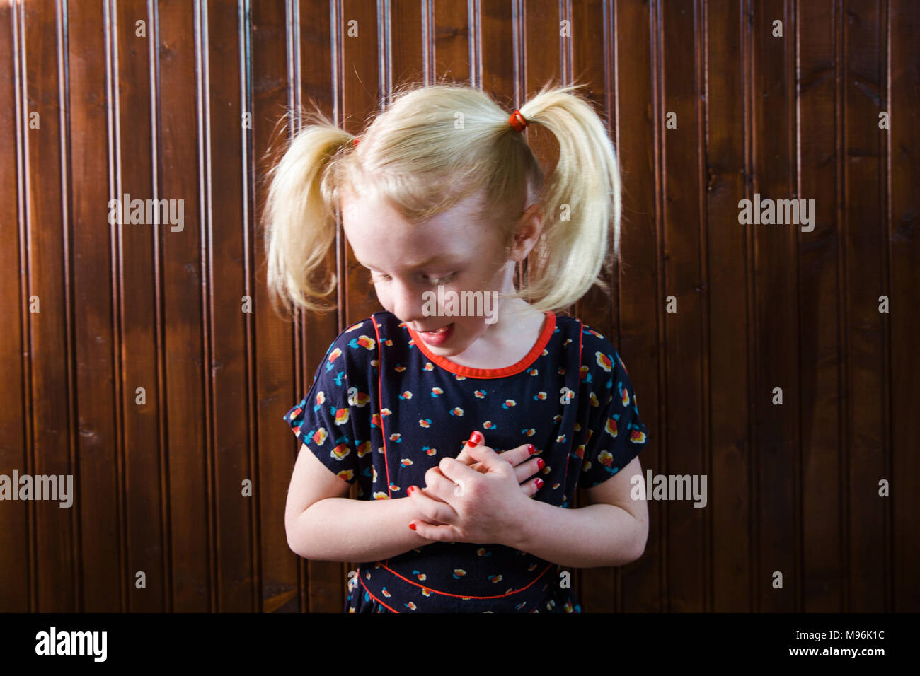 Fille avec des tresses pulling faces Banque D'Images