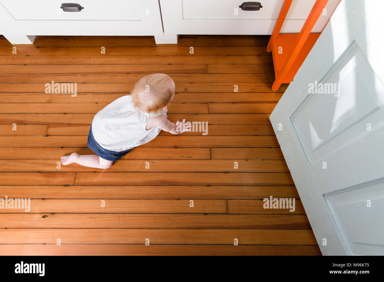 Bébé ramper Banque D'Images