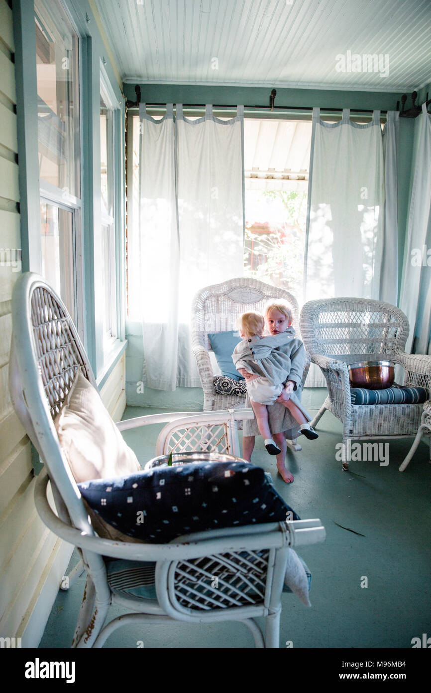 Sœurs ensemble dans la maison Banque D'Images