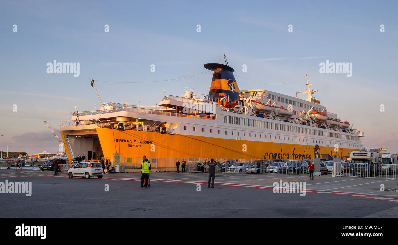 Corsica Ferries car ferry Corse Regina et takingn sur les passagers et les voitures au Port de Livorno Livorno Italie Europe Banque D'Images