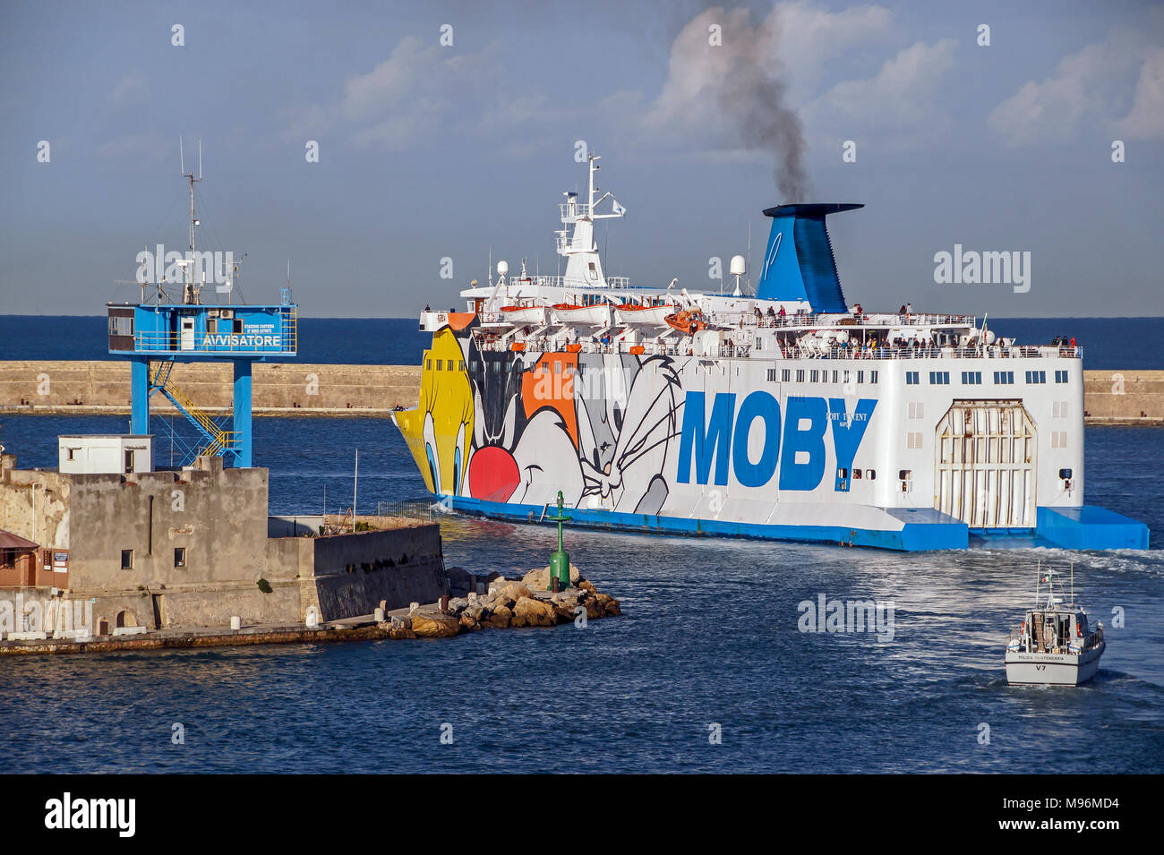 Voiture et Ro-Ro Moby Moby Vincent ferry Port Livourne Livourne laissant Italie Europe Banque D'Images