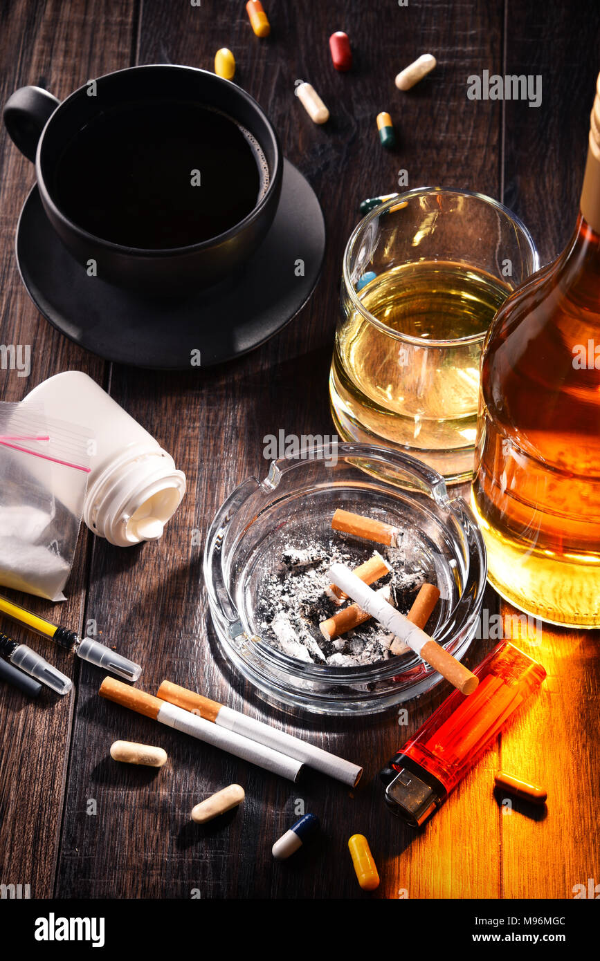 Les substances addictives, y compris l'alcool, les cigarettes et les drogues. Banque D'Images