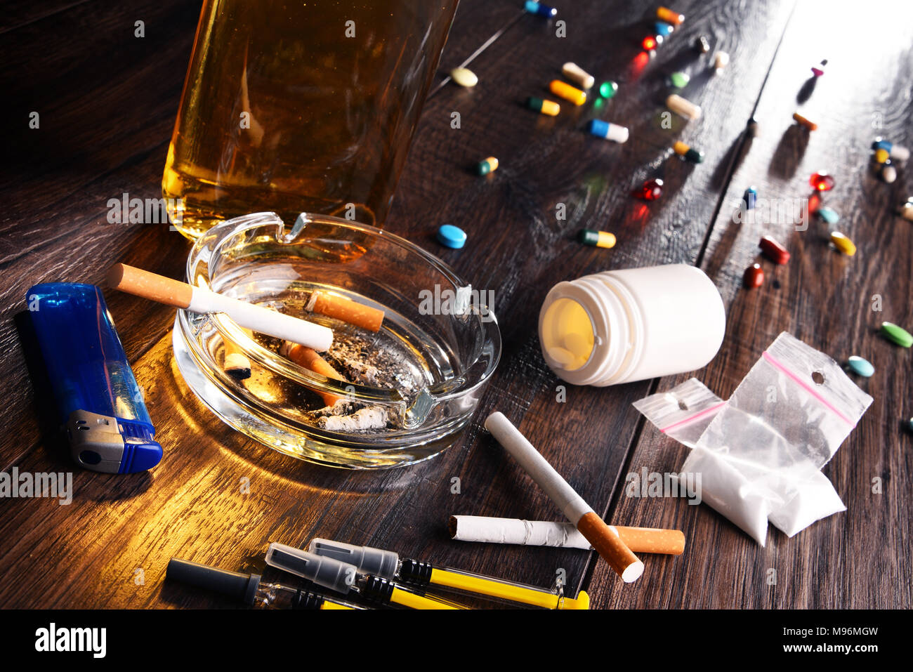 Les substances addictives, y compris l'alcool, les cigarettes et les drogues. Banque D'Images