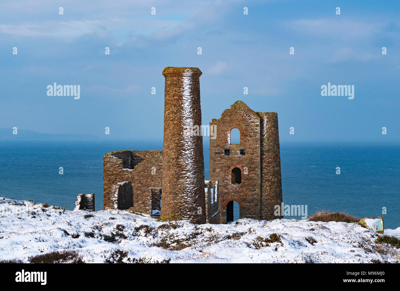 L'ancienne mine d'étain papulo coates sur la côte de Cornouailles, neige de l'hiver, Cornwall, Angleterre, Grande-Bretagne, Royaume-Uni, Banque D'Images
