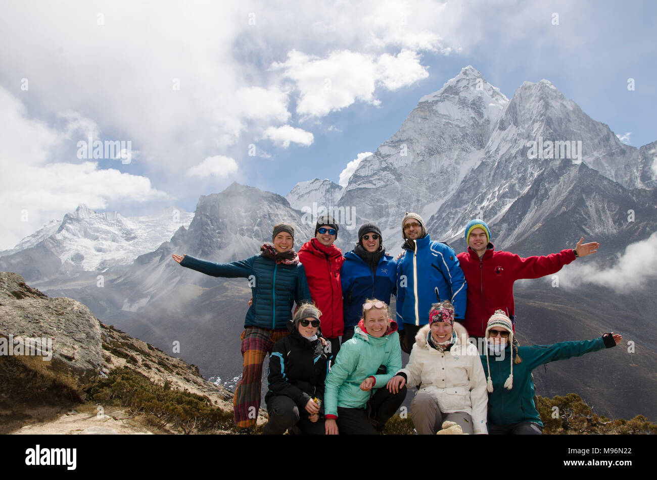 Photo de groupe prise devant la montagne Ama Dablam sur Everest Trek au Népal Banque D'Images Photo de groupe prise devant la montagne Ama Dablam sur Everest Trek au Népal Banque D'Images