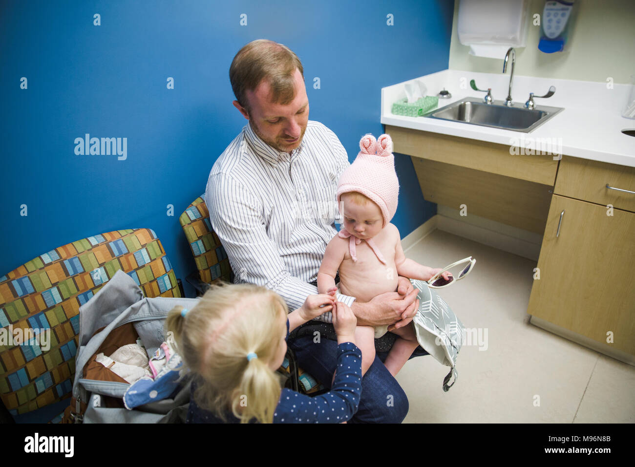 Man holding baby Banque D'Images