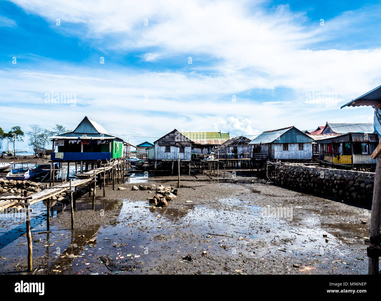 Village de gitans de la mer à marée basse. Maisons traditionnelles en bois asiatique sur pilotis. Maisons flottantes village de Maumere, l'île de Flores, en Indonésie Banque D'Images Village de gitans de la mer à marée basse. Maisons traditionnelles en bois asiatique sur pilotis. Maisons flottantes village de Maumere, l'île de Flores, en Indonésie Banque D'Images