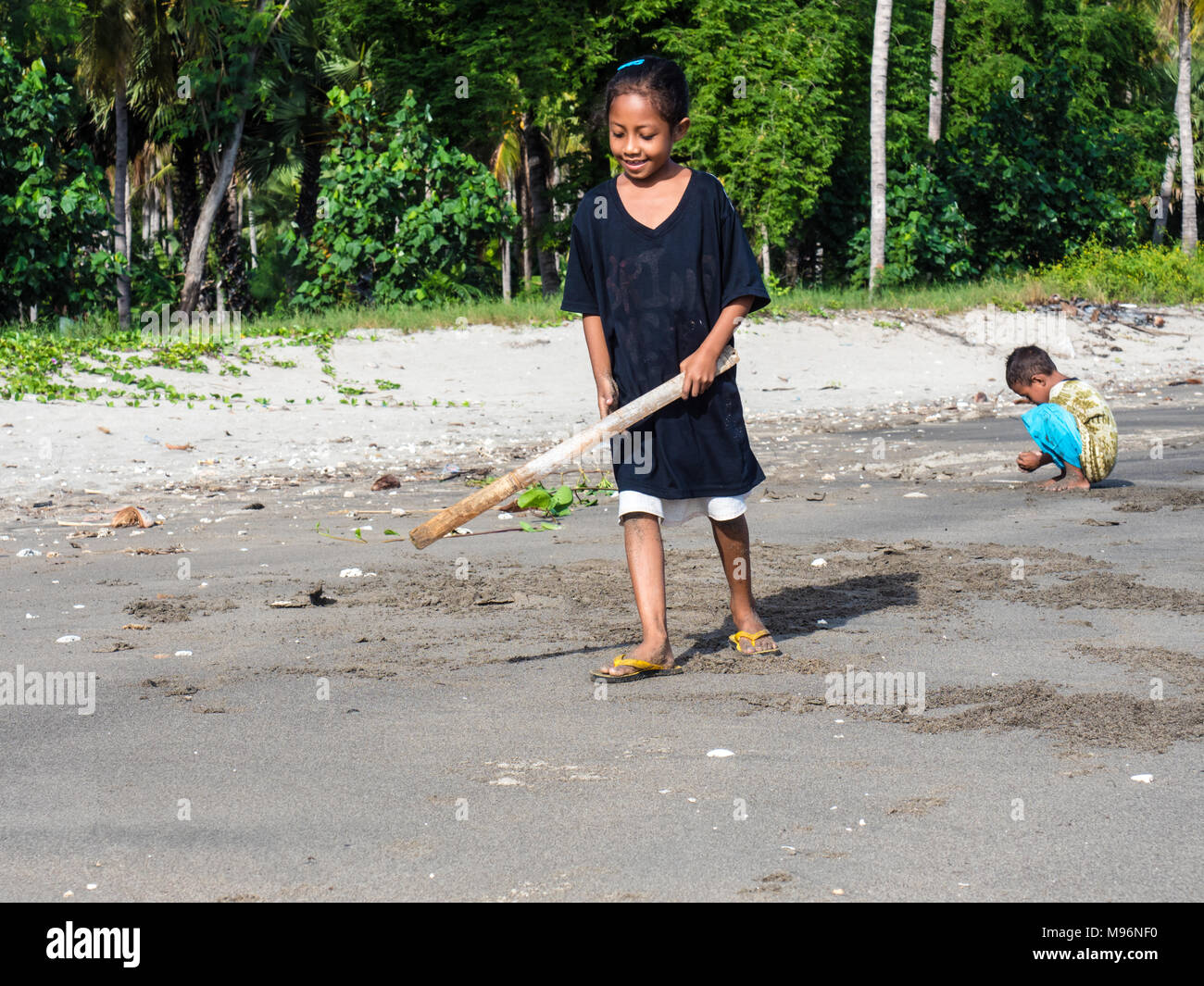 Maumere, l'île de Flores, en Indonésie - Janvier 2018 : deux inconnus Asian Indigenous enfants jouant sur la plage. Banque D'Images Maumere, l'île de Flores, en Indonésie - Janvier 2018 : deux inconnus Asian Indigenous enfants jouant sur la plage. Banque D'Images