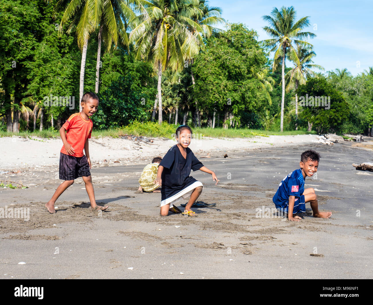 Les Indonésiens les enfants jouant sur une plage à marée basse. Les autochtones de l'île de Flores en Indonésie. Heureux enfants. Lifstyle Island Banque D'Images Les Indonésiens les enfants jouant sur une plage à marée basse. Les autochtones de l'île de Flores en Indonésie. Heureux enfants. Lifstyle Island Banque D'Images