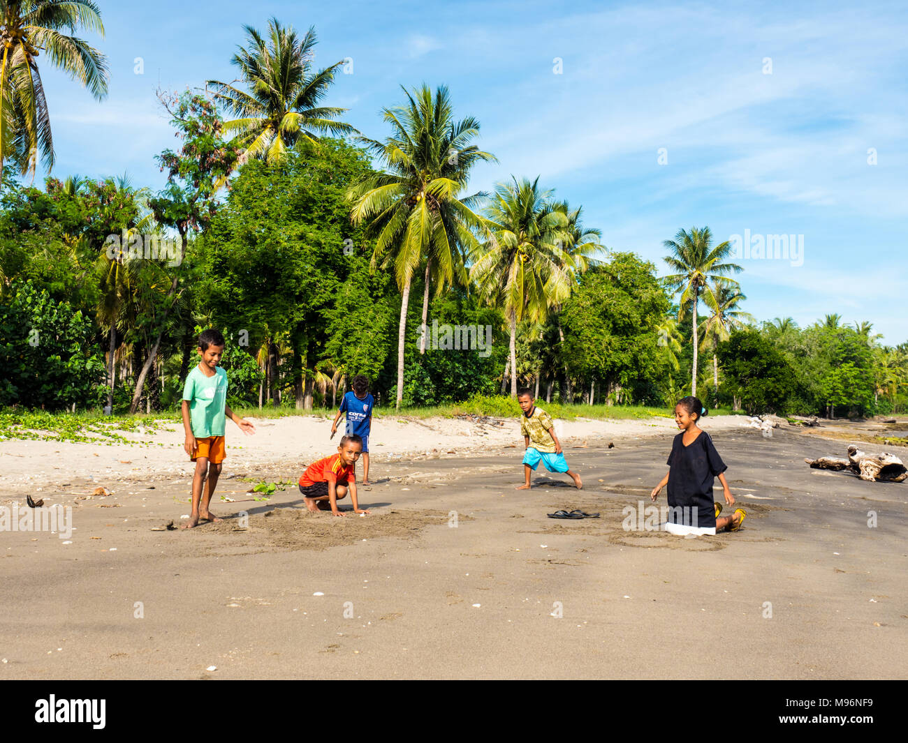 Les Indonésiens les enfants jouant sur une plage à marée basse. Les autochtones de l'île de Flores en Indonésie. Heureux enfants. Lifstyle Island Banque D'Images Les Indonésiens les enfants jouant sur une plage à marée basse. Les autochtones de l'île de Flores en Indonésie. Heureux enfants. Lifstyle Island Banque D'Images