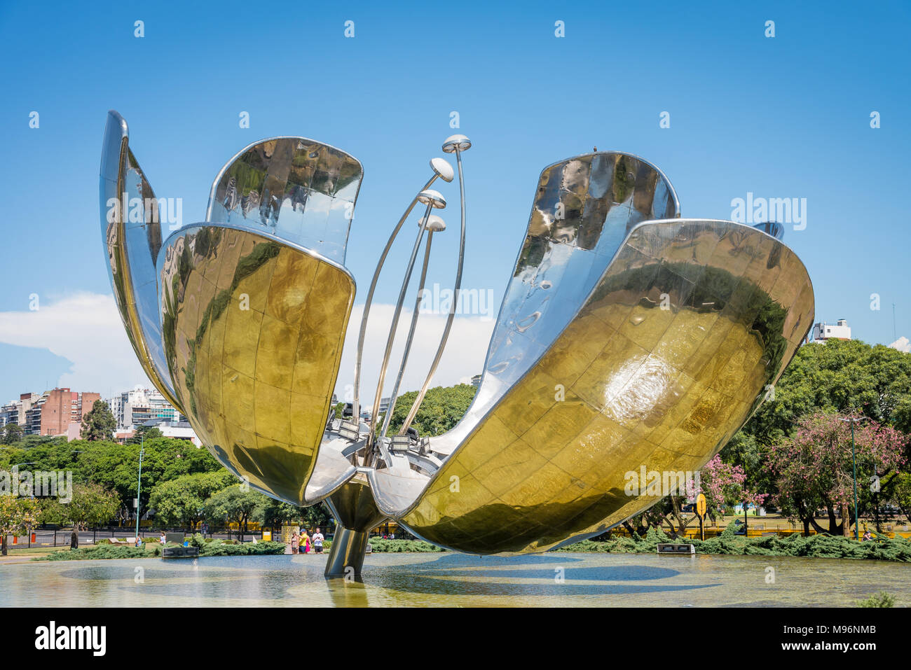 La Floralis Generica sculpture à Plaza Naciones Unidas, Recoleta, Buenos Aires, Argentine Banque D'Images