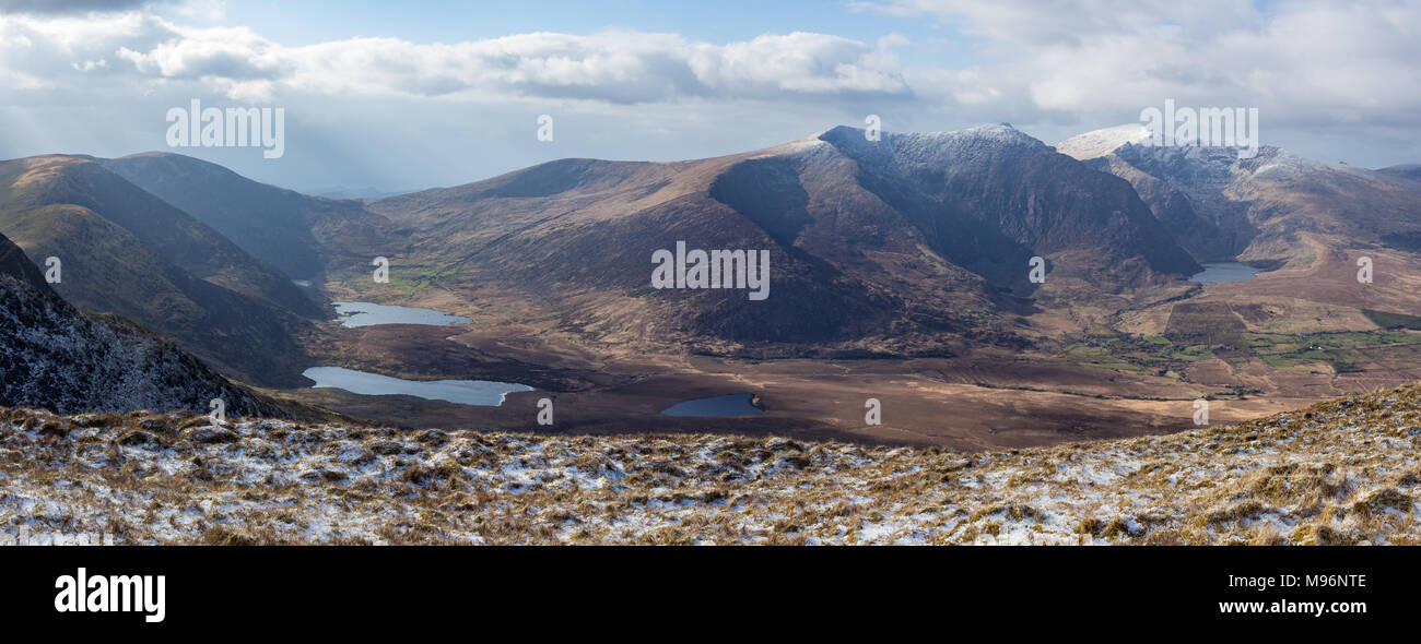Vue panoramique de montagne sur la péninsule de Dingle, dans le comté de Kerry, Irlande montrant Brandon Peak et le Mont Brandon avec snow Banque D'Images