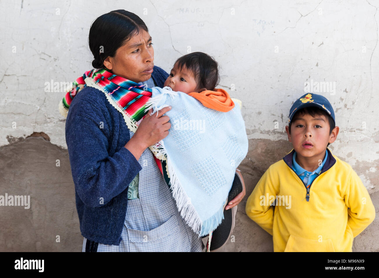 SUCRE, BOLIVIE - août 07, 2017 : la famille bolivienne non identifiés dans les rues de Sucre, Bolivie Banque D'Images