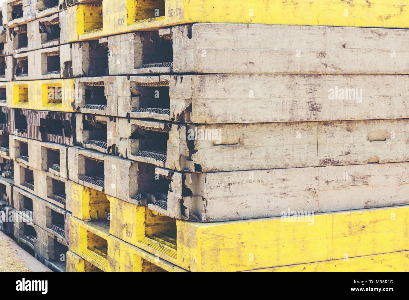 Palettes noir et jaune sont organisées à l'utilisation. Banque D'Images