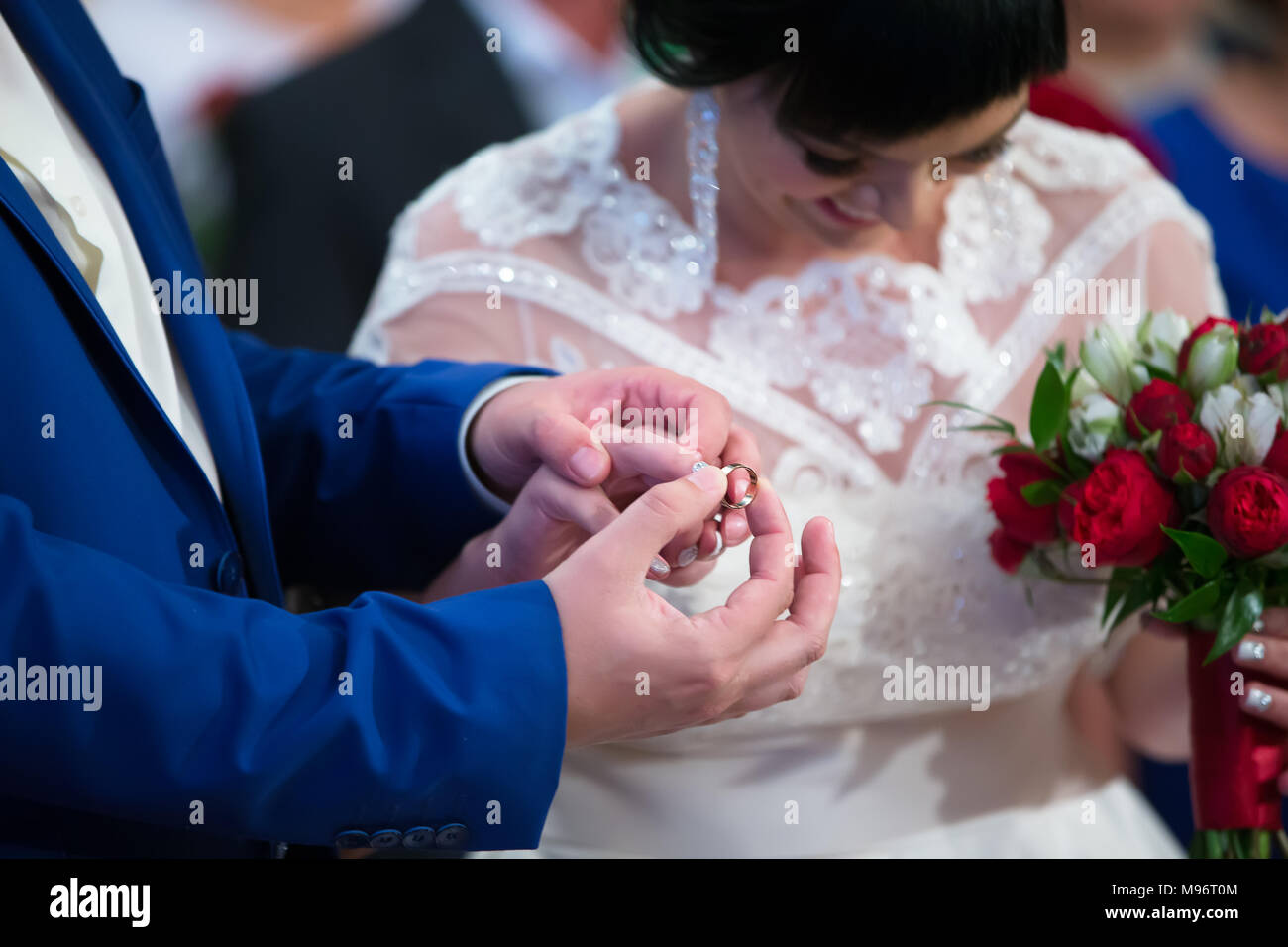 Biélorussie, Minsk, le 29 septembre 2017, fête de mariage.Le marié la  mariée robes de fiançailles.Pour mettre sur une bague de fiançailles Photo  Stock - Alamy