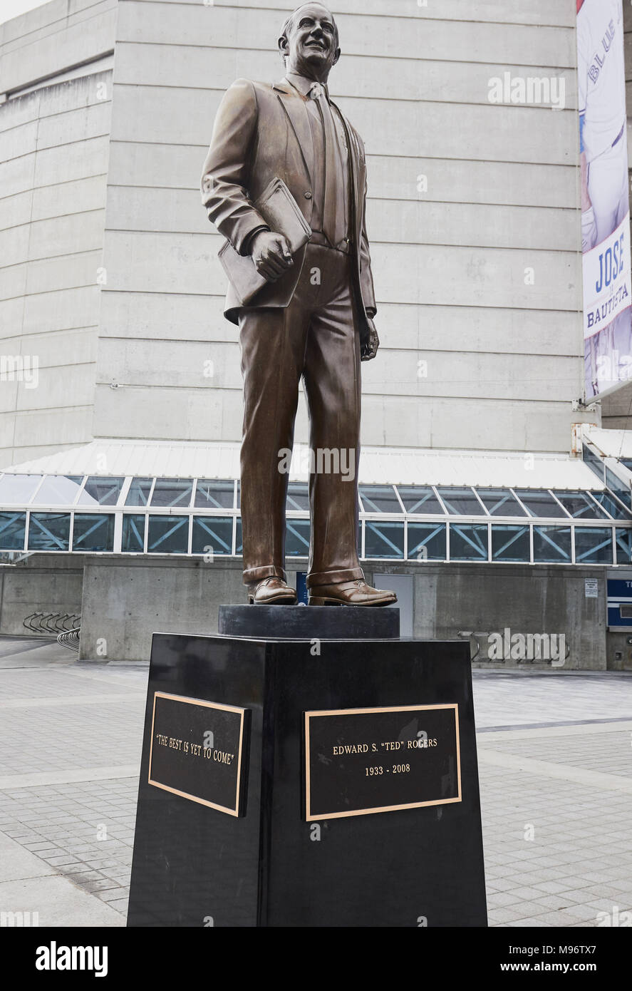 Statue de Ted Rogers (d'affaires et philanthrope) à l'extérieur du Rogers Centre (1989), Toronto, Ontario, Canada. Banque D'Images