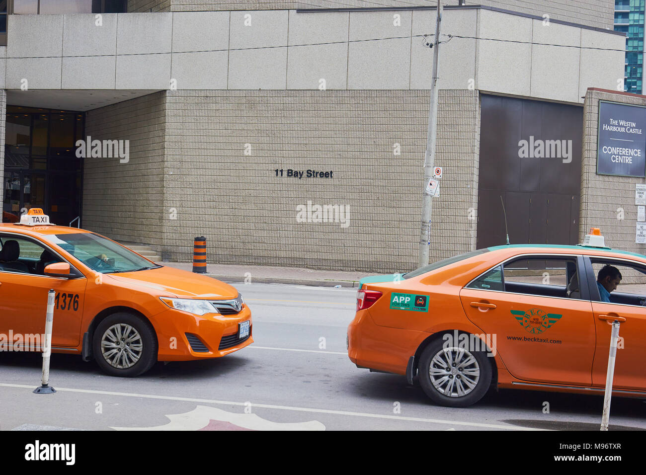 Des taxis Orange attendant à l'extérieur de l'hôtel Westin Harbour Castle, Toronto, Ontario, Canada Banque D'Images