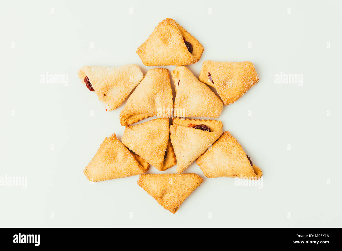 Vue de dessus de la star a fait des cookies isolé sur gray, concept de vacances pourim Banque D'Images
