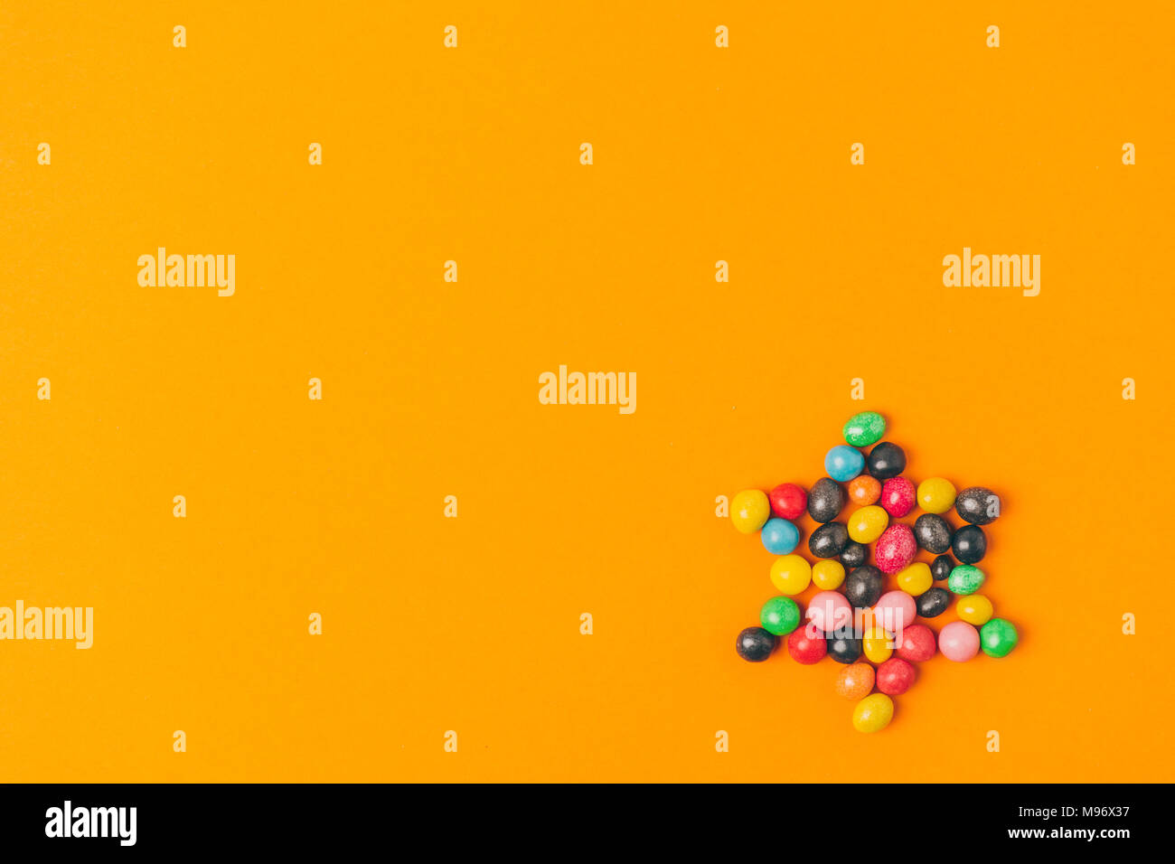 Vue de dessus de star fait de bonbons isolé sur pourim, orange concept de vacances Banque D'Images