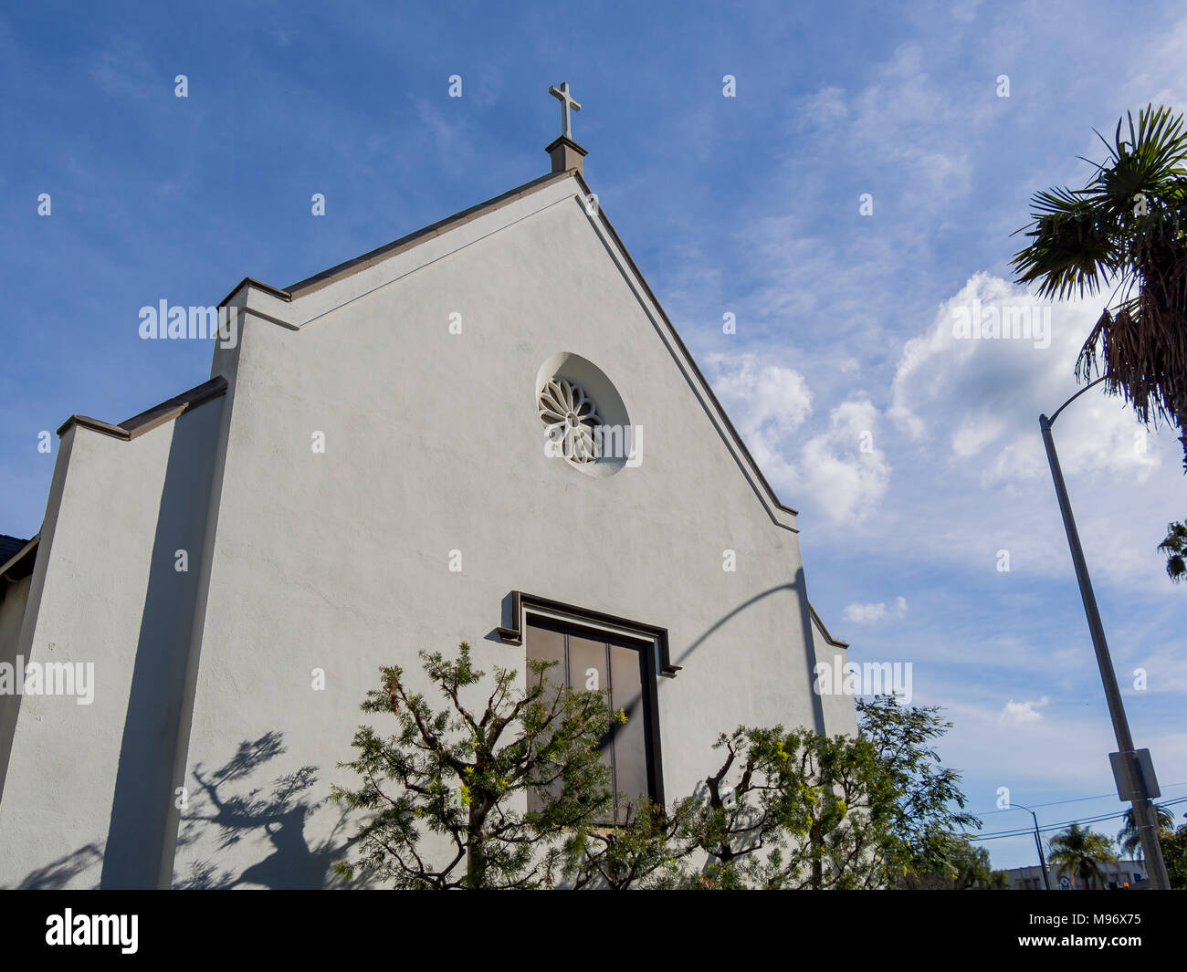 Vue extérieure de l'église catholique Saint Barthélemy à Long Beach, comté de Los Angeles Banque D'Images