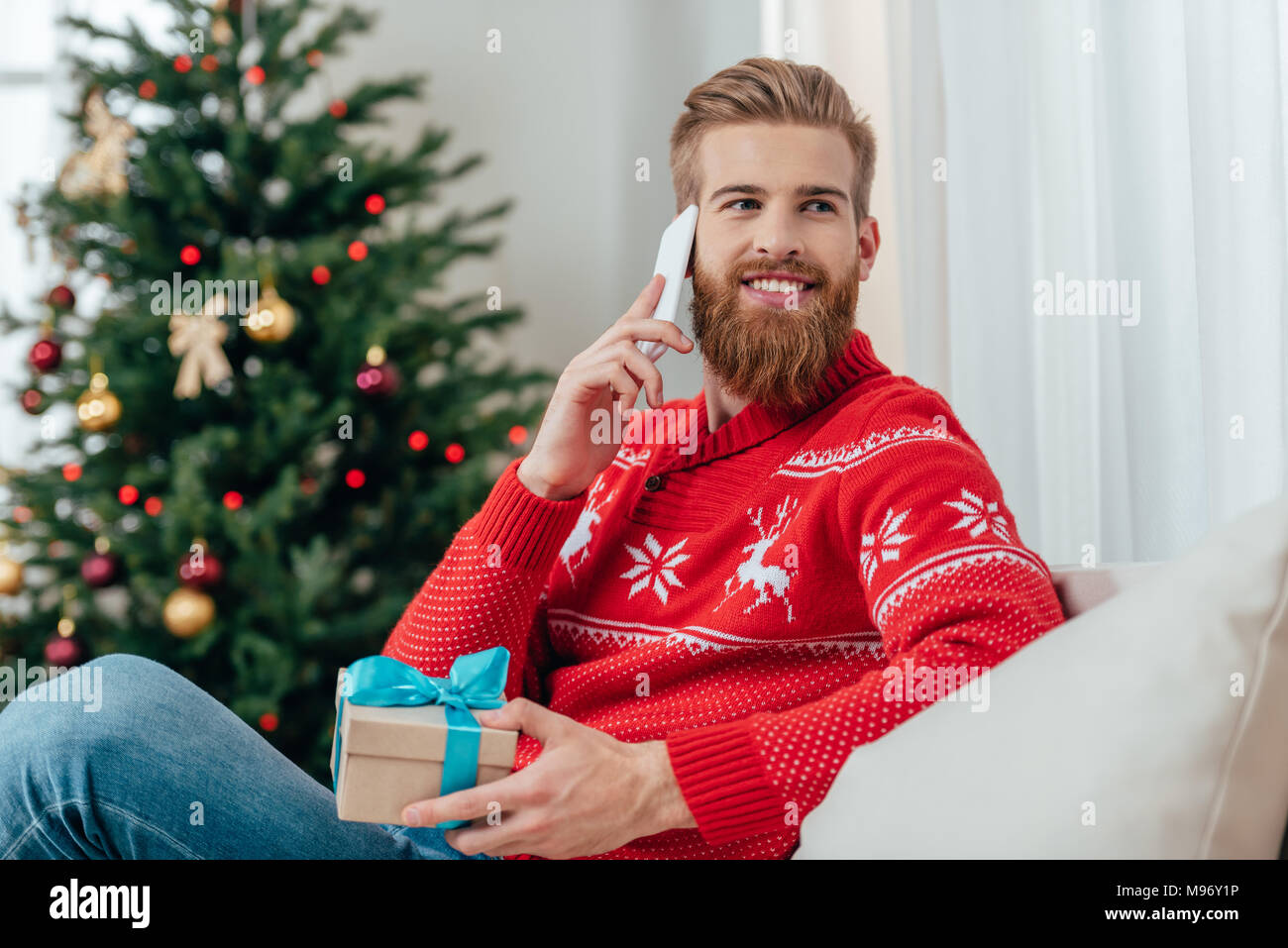 Cadeau de Noël avec l'homme de parler par téléphone Banque D'Images