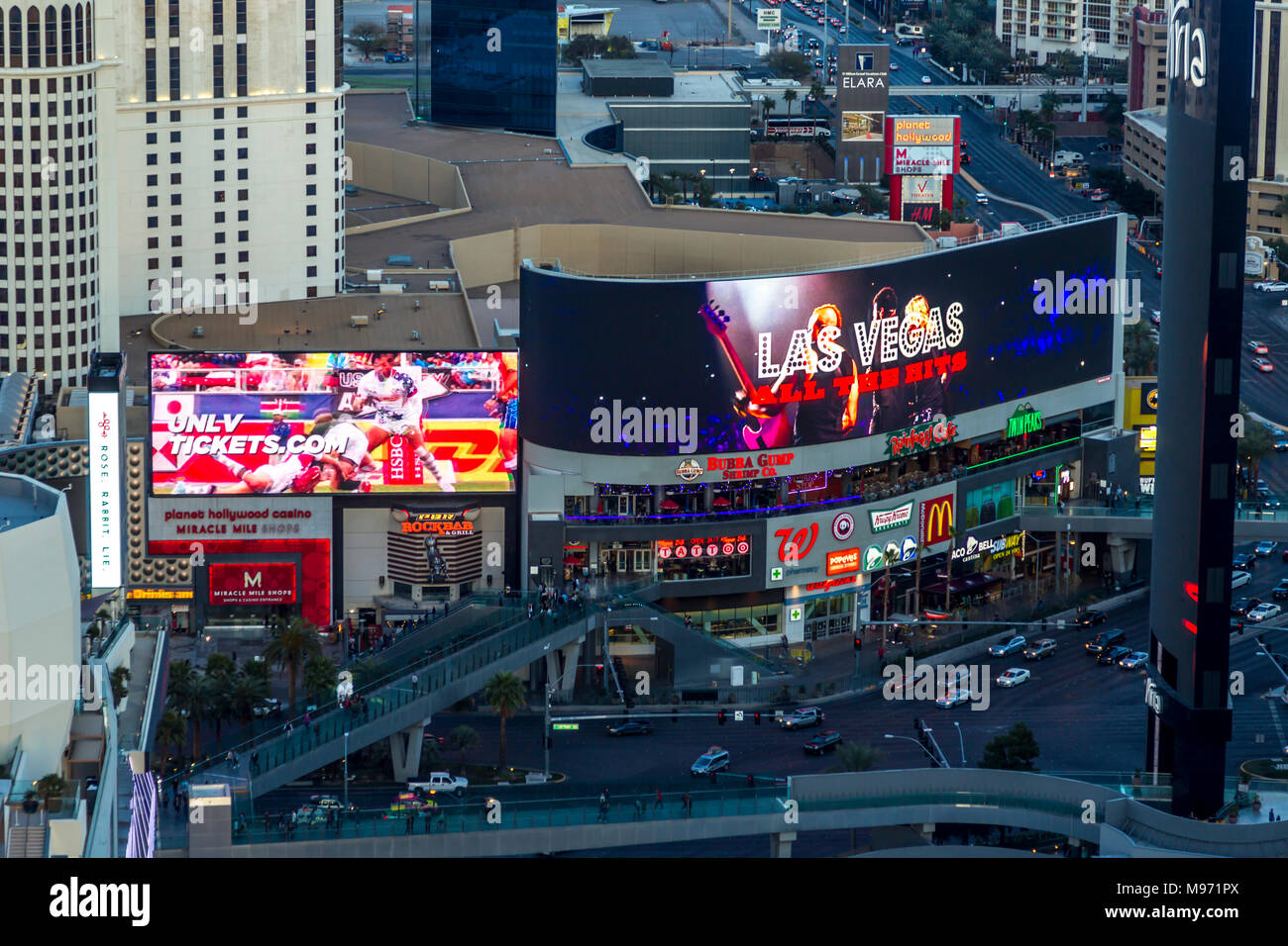 En regardant les enseignes au néon et scène de rue au crépuscule. Las Vegas, Narvarda, U.S.A Banque D'Images