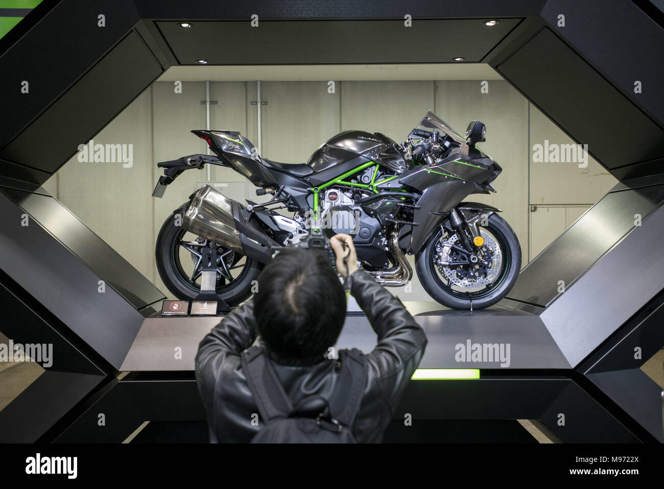 Tokyo, Tokyo, Japon. Mar 23, 2018. Les visiteurs d'un regarde une moto  kawasaki Ninja H2, au cours de la 45e Salon de la moto de Tokyo à Tokyo,  Japon, 23 mars 2018.