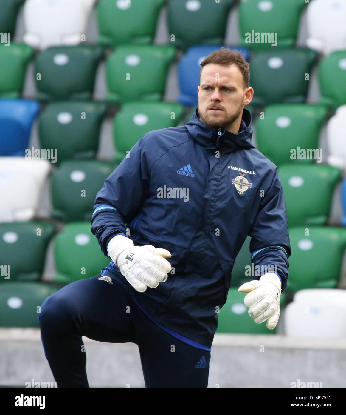 Stade national de football à Windsor Park, Belfast, Irlande du Nord. 23 mars 2018. L'Irlande du Nord de l'avant la formation de l'après-midi demain match amical contre la République de Corée (Corée du Sud) à Belfast. Gardien de Trevor Carson se réchauffe. Crédit : David Hunter/Alamy Live News. Banque D'Images