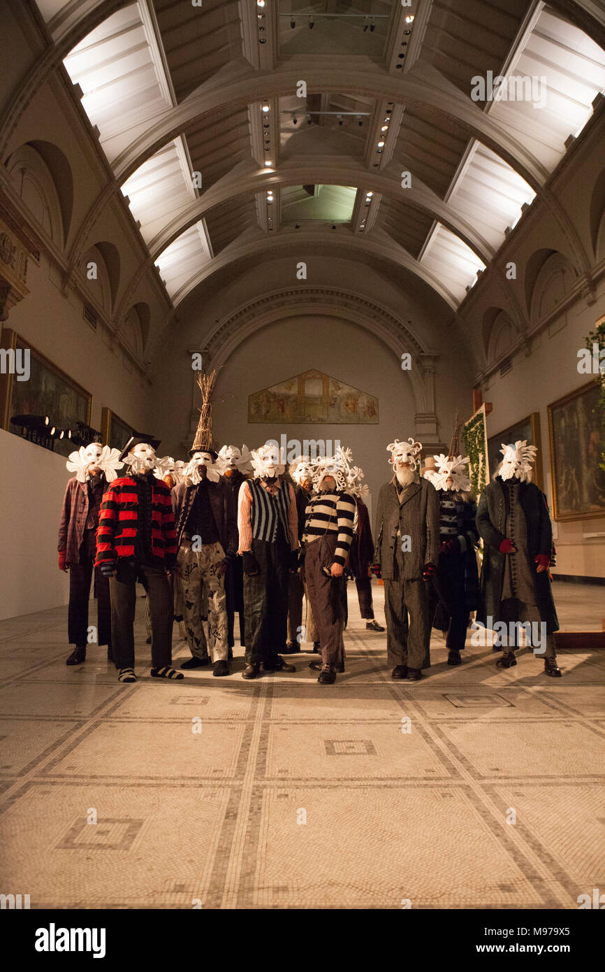 Londres, Royaume-Uni. Mar 23, 2018. Concepteur de vêtements d'Alexander John Skelton a présenté une collection à la V&A pour leur 'Fashion in Motion', à l'aide de techniques artisanales et naturelles et sur la base d'idées de l'homme vert et le ressort de renaissance. Crédit : Anna Watson/Alamy Live News Banque D'Images