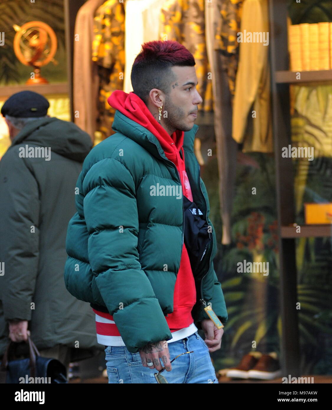 Milan, Sfera Ebbasta promenades dans le centre du célèbre rappeur SFERA EBBASTA surpris à marcher à travers les rues du centre. Ici, il est avec des amis autour de la Via Montenapoleone. Banque D'Images