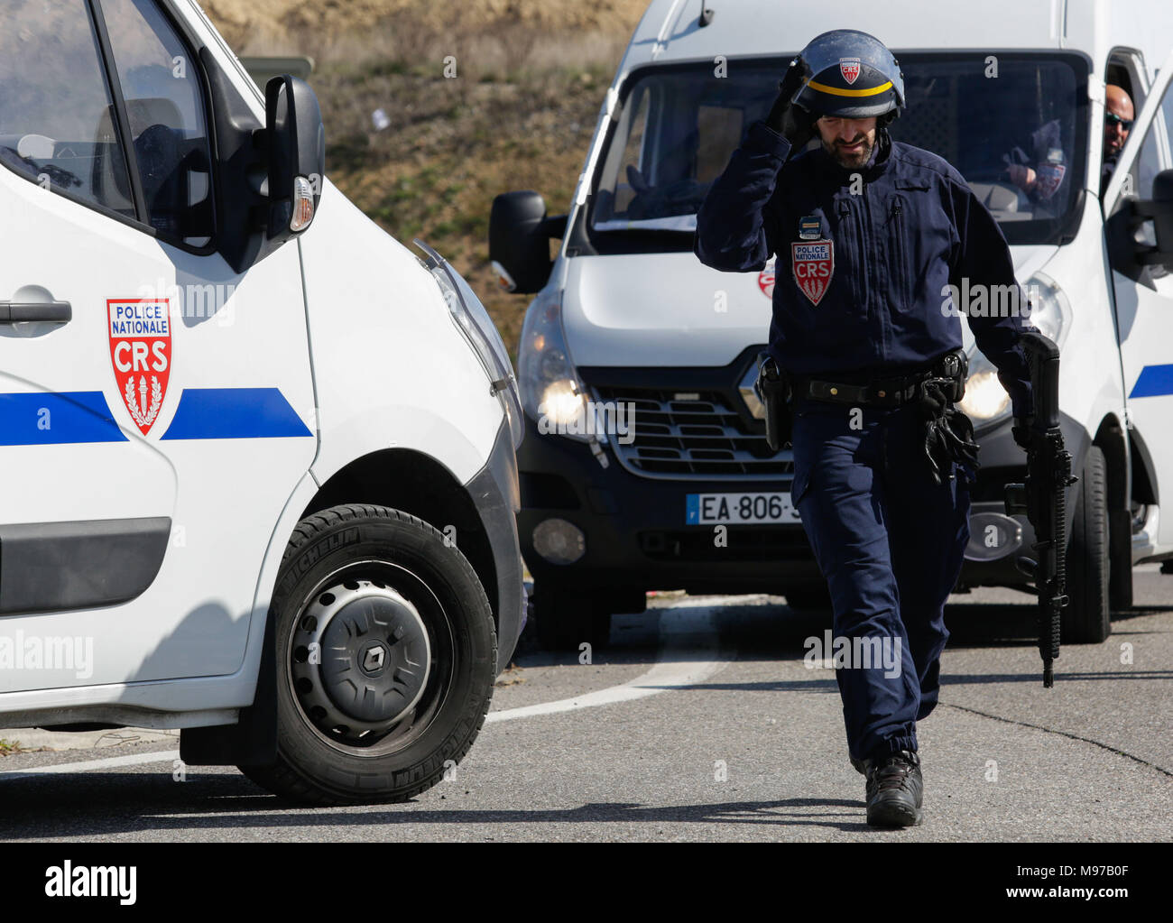 Paris, France. Mar 23, 2018. Les policiers sont vus dans Trèbes, dans le sud de la France, le 23 mars 2018. L'auteur de la prise d'otages a été tué dans le raid de la police, selon le ministre français de l'intérieur, Gérard Collomb. Il a occupé plusieurs otages tôt le vendredi, provoquant deux morts et un officier blessé. Crédit : Jose Santos/Xinhua/Alamy Live News Banque D'Images Paris, France. Mar 23, 2018. Les policiers sont vus dans Trèbes, dans le sud de la France, le 23 mars 2018. L'auteur de la prise d'otages a été tué dans le raid de la police, selon le ministre français de l'intérieur, Gérard Collomb. Il a occupé plusieurs otages tôt le vendredi, provoquant deux morts et un officier blessé. Crédit : Jose Santos/Xinhua/Alamy Live News Banque D'Images