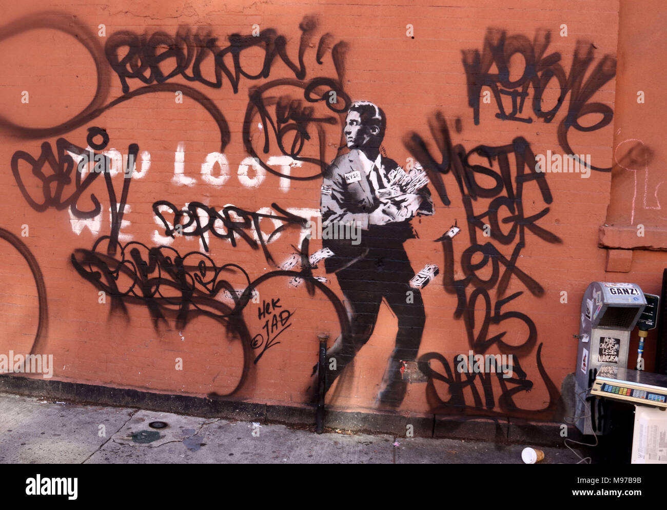 New York City, New York, USA. Mar 23, 2018. Une vue sur le dégradé "Vous  Piller Nous Shoot' fresque attribuée à l'artiste graffiti BANKSY, situé à  East Harlem. La murale représentant un