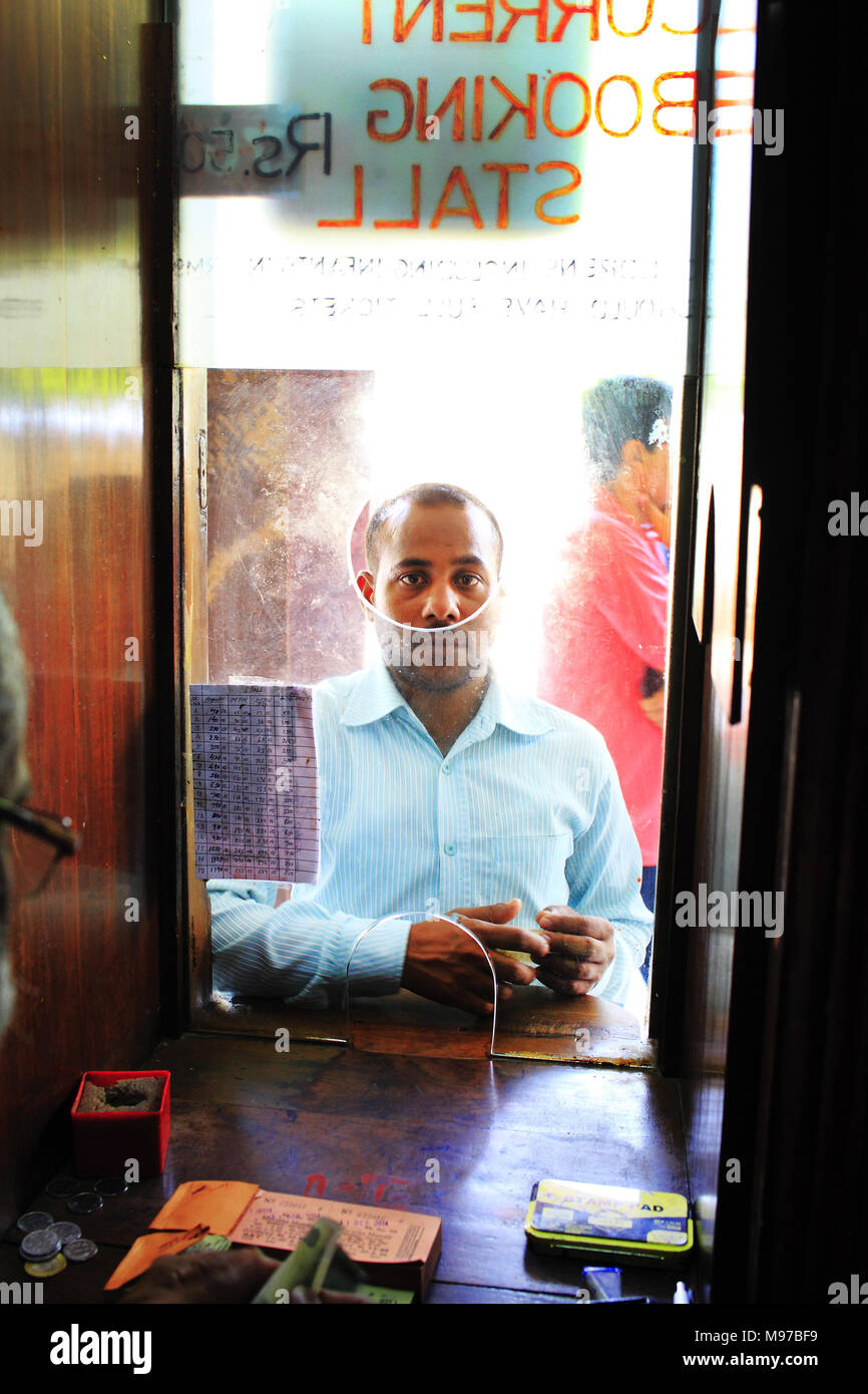 Mumbai, Inde. Oct 11, 2014. 11 Octobre 2014 : Mumbai - Inde.Les clients d'attente dans la ligne d'acheter les tickets pour le film 'Dilwale Dulhaniya Le Jayenge" au cinéma Maratha Mandir à Mumbai Central.film de Bollywood Ã"Kuch Dulhania Le Jayenge', un film romantique, a entamé sa 20e année de ininterrompue d'à l'emblématique Maratha Mandir salle de cinéma. Le film a changé le cours de la World Cinema par catapulter en étant le plus ancien film dans l'histoire du cinéma.Depuis sa sortie Oct 20, 1995, la classique histoire d'amour a gagné les cœurs de générations pour le pas Banque D'Images