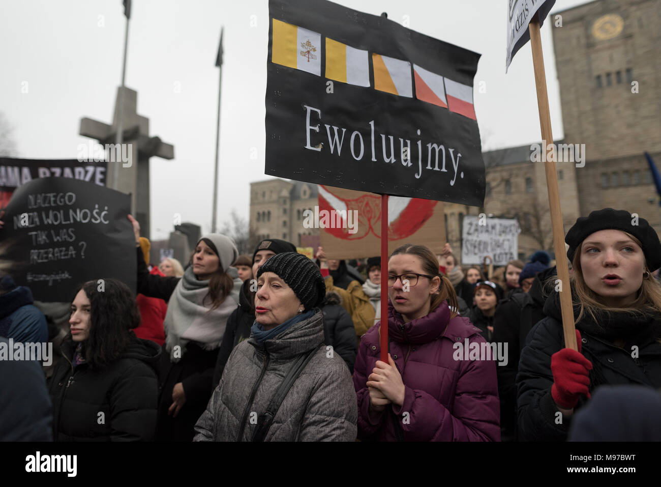 Poznan, Pologne, Grande Pologne. 23 mars 2018. Le Vendredi Noir - National la grève des femmes. Le lundi 19 mars, un groupe de députés du parti au pouvoir, Droit et Justice (PiS) et Kukiz15, dans le domaine de la Justice et des droits de l'homme, le Comité a émis un avis favorable sur le projet de loi sur l'avortement d'arrêt. L'initiative, qui mène au plomb, Jean-Paul Beaumier Kaja veut serrer déjà restrictive la loi anti-avortement en Pologne. Le mercredi ou jeudi, la politique sociale et de la famille parlementaire Commission devait avoir lieu. Le vote en plénière était également prévu. Credit : Slawomir Kowalewski/Alamy Live News Banque D'Images