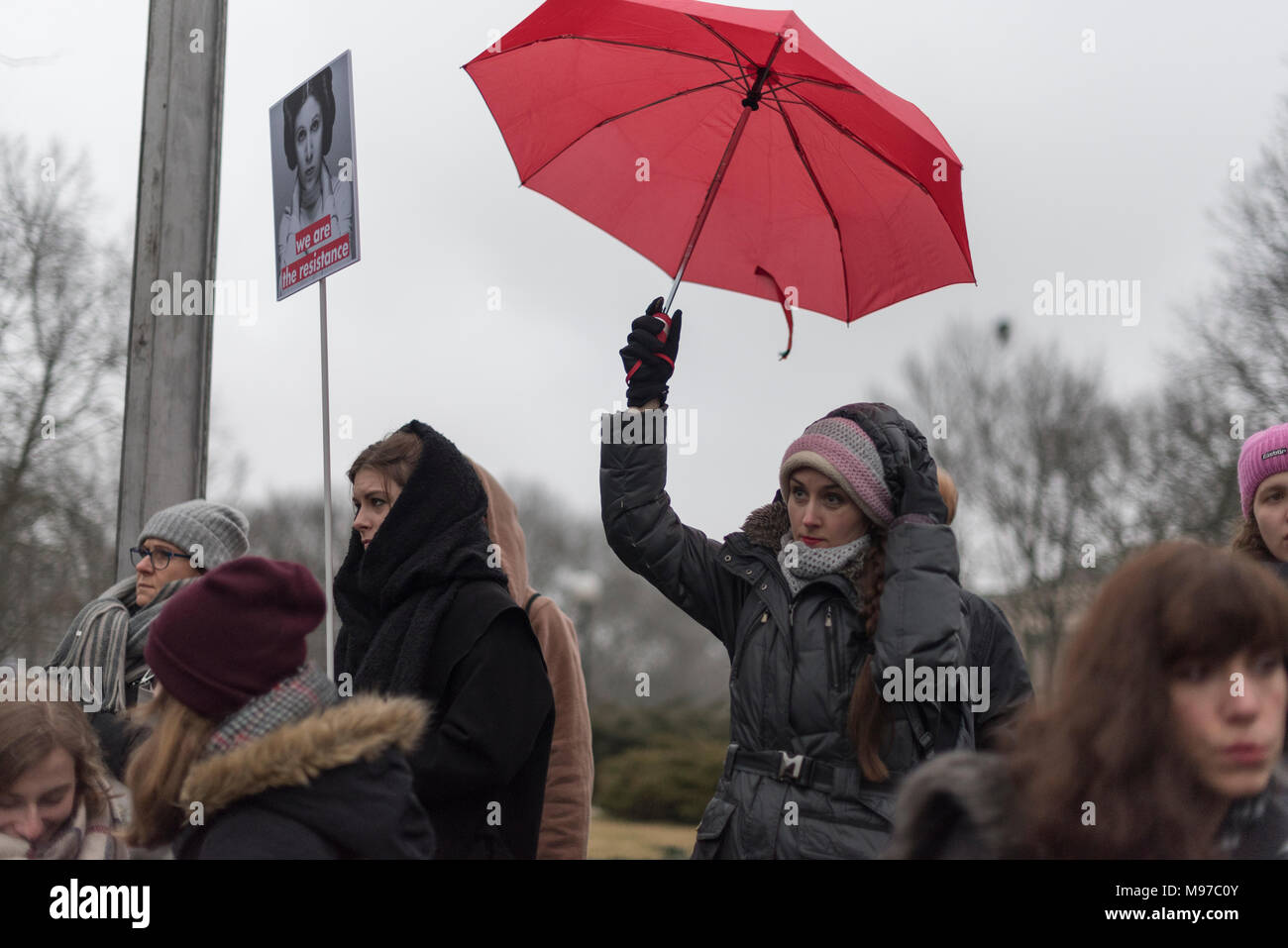 Poznan, Pologne, Grande Pologne. 23 mars 2018. Le Vendredi Noir - National la grève des femmes. Le lundi 19 mars, un groupe de députés du parti au pouvoir, Droit et Justice (PiS) et Kukiz15, dans le domaine de la Justice et des droits de l'homme, le Comité a émis un avis favorable sur le projet de loi sur l'avortement d'arrêt. L'initiative, qui mène au plomb, Jean-Paul Beaumier Kaja veut serrer déjà restrictive la loi anti-avortement en Pologne. Le mercredi ou jeudi, la politique sociale et de la famille parlementaire Commission devait avoir lieu. Le vote en plénière était également prévu. Credit : Slawomir Kowalewski/Alamy Live News Banque D'Images