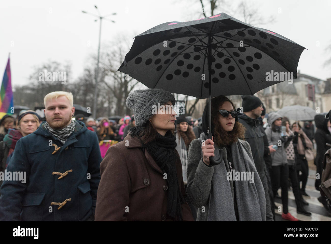 Poznan, Pologne, Grande Pologne. 23 mars 2018. Le Vendredi Noir - National la grève des femmes. Le lundi 19 mars, un groupe de députés du parti au pouvoir, Droit et Justice (PiS) et Kukiz15, dans le domaine de la Justice et des droits de l'homme, le Comité a émis un avis favorable sur le projet de loi sur l'avortement d'arrêt. L'initiative, qui mène au plomb, Jean-Paul Beaumier Kaja veut serrer déjà restrictive la loi anti-avortement en Pologne. Le mercredi ou jeudi, la politique sociale et de la famille parlementaire Commission devait avoir lieu. Le vote en plénière était également prévu. Credit : Slawomir Kowalewski/Alamy Live News Banque D'Images
