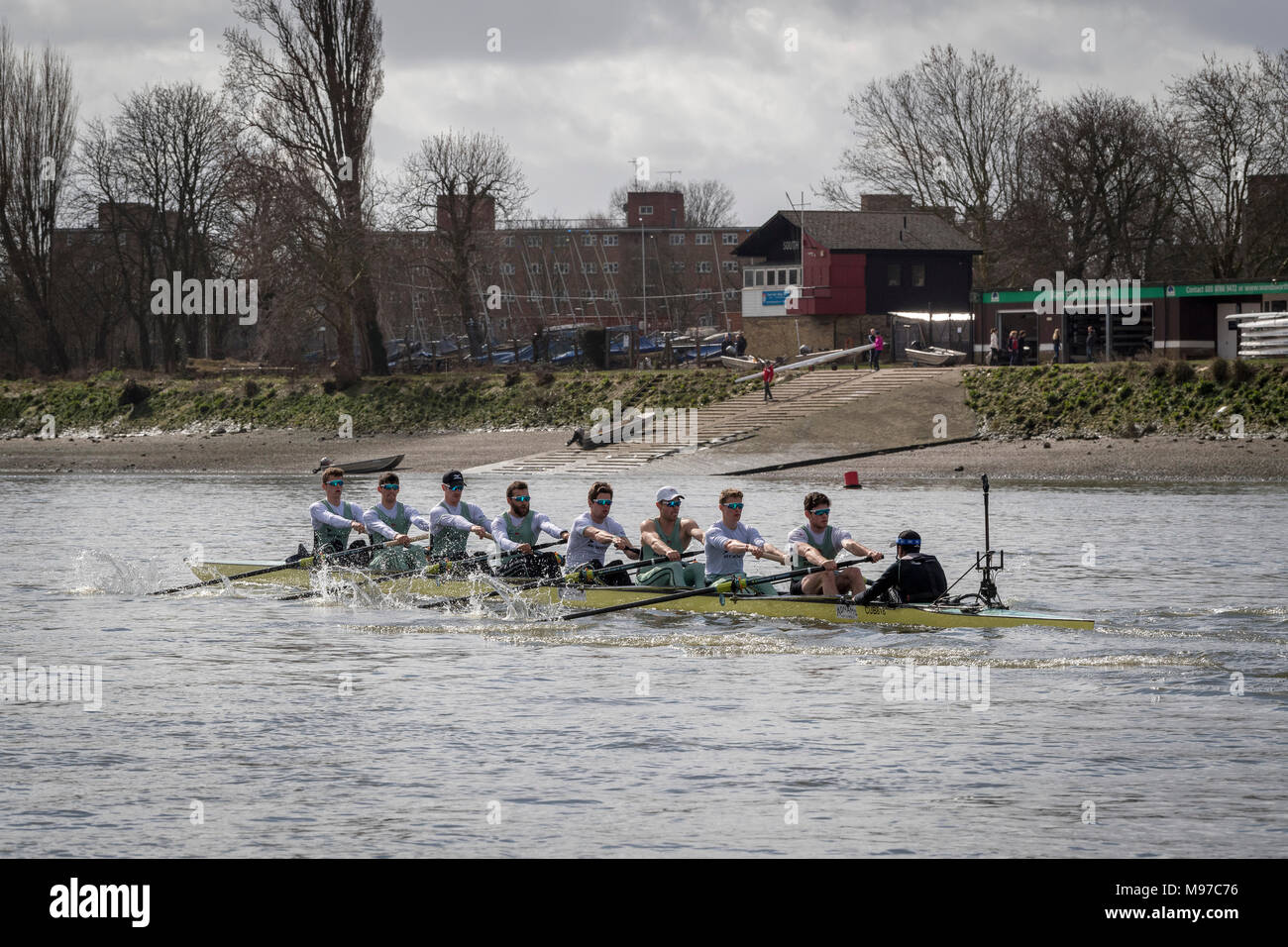 Putney, UK. 23 mars 2018. Boat Race pratique sortie. En tant que préparation à la Cancer Research UK des courses de bateaux le 24 mars 2018, Cambridge University Boat Club's Blue crew effectuer une sortie sur la pratique de la course de bateau Tideway bien sûr. Entraîneur Steve Trapmore suit la liste d'équipage de bateau :- CUBC équipage bleu). Arc :- Charles Fisher 2) Patrick Elwood, 3) James Letten, 4) Dara Alizadeh, 5) Spencer Furey, 6) Finn Meeks, 7) Rob Hurn, Course :- Freddie Davidson, Cox : Hugo Ramambason. Credit : Duncan Grove/Alamy Live News Banque D'Images