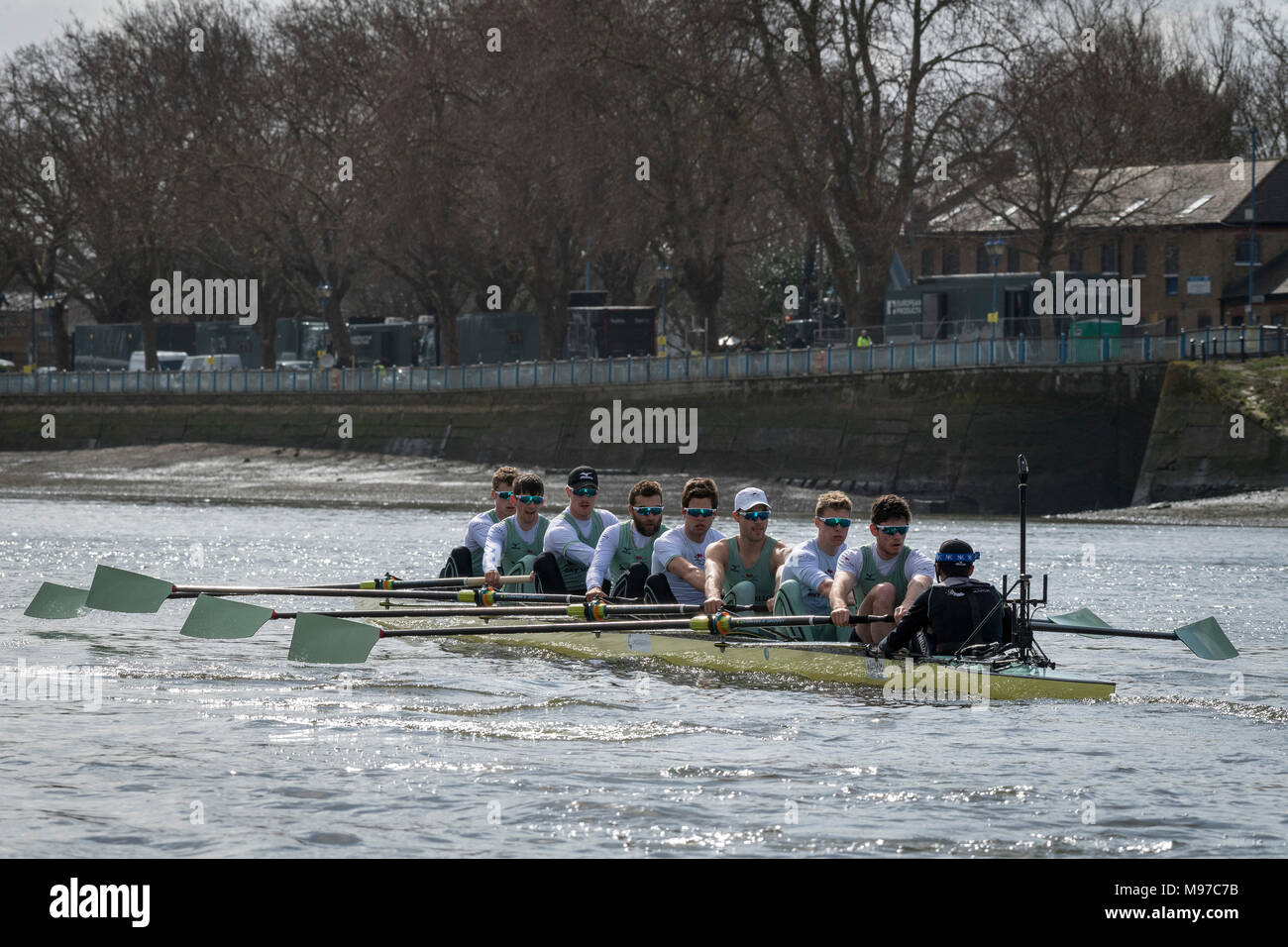 Putney, UK. 23 mars 2018. Boat Race pratique sortie. En tant que préparation à la Cancer Research UK des courses de bateaux le 24 mars 2018, Cambridge University Boat Club's Blue crew effectuer une sortie sur la pratique de la course de bateau Tideway bien sûr. Entraîneur Steve Trapmore suit la liste d'équipage de bateau :- CUBC équipage bleu). Arc :- Charles Fisher 2) Patrick Elwood, 3) James Letten, 4) Dara Alizadeh, 5) Spencer Furey, 6) Finn Meeks, 7) Rob Hurn, Course :- Freddie Davidson, Cox : Hugo Ramambason. Credit : Duncan Grove/Alamy Live News Banque D'Images