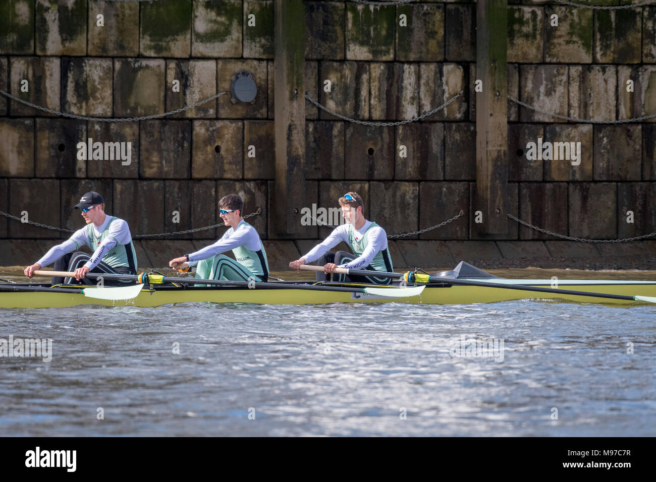 Putney, UK. 23 mars 2018. Boat Race pratique sortie. En tant que préparation à la Cancer Research UK des courses de bateaux le 24 mars 2018, Cambridge University Boat Club's Blue crew effectuer une sortie sur la pratique de la course de bateau Tideway bien sûr. Entraîneur Steve Trapmore suit la liste d'équipage de bateau :- CUBC équipage bleu). Arc :- Charles Fisher 2) Patrick Elwood, 3) James Letten, 4) Dara Alizadeh, 5) Spencer Furey, 6) Finn Meeks, 7) Rob Hurn, Course :- Freddie Davidson, Cox : Hugo Ramambason. Credit : Duncan Grove/Alamy Live News Banque D'Images