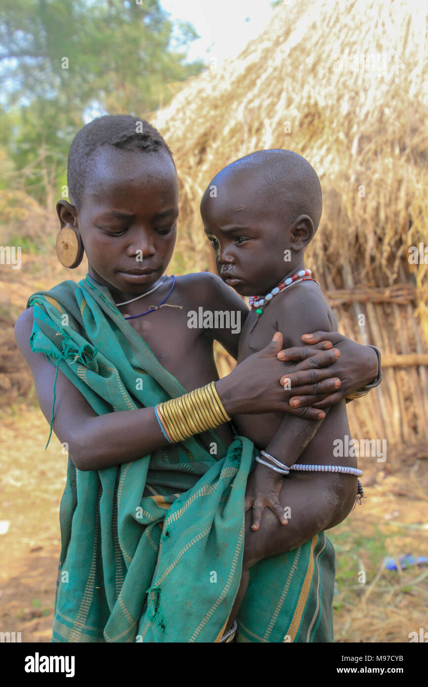 Les jeunes enfants de la tribu Mursi. La zone d'Omo Debub, l'Éthiopie, près de la frontière soudanaise. Banque D'Images