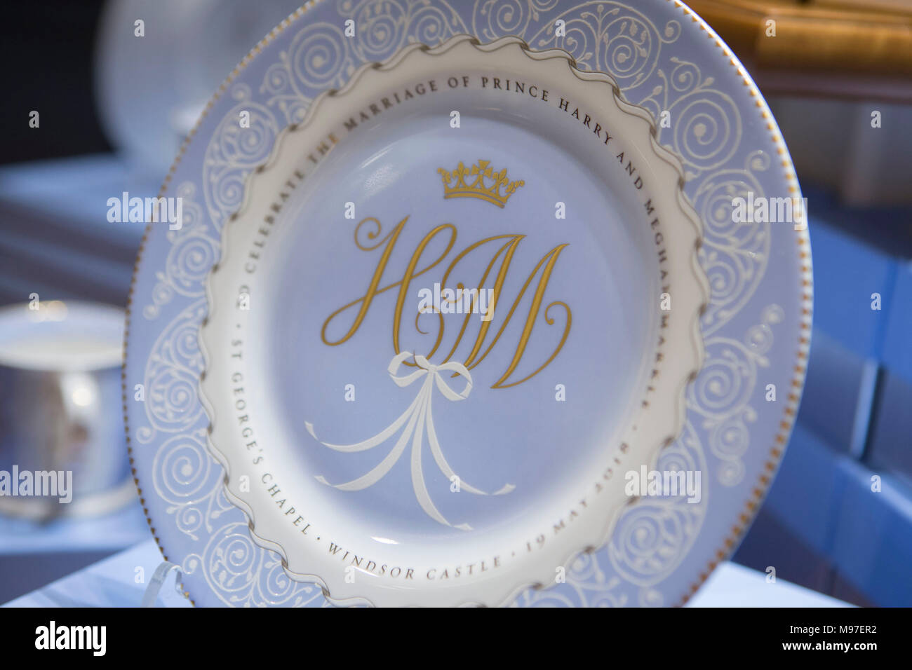 Une plaque avec les initiales H et M qui fait partie de la nouvelle gamme officielle de chine pour célébrer le futur mariage du prince Harry et Meghan Markle est affiché dans la boutique de la galerie de la Reine à Buckingham Palace, Londres. Banque D'Images