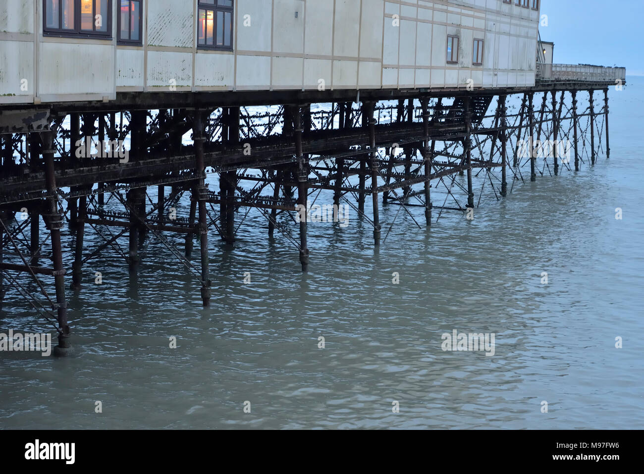 Les étourneaux se percher dans Aberystwyth Pier Banque D'Images