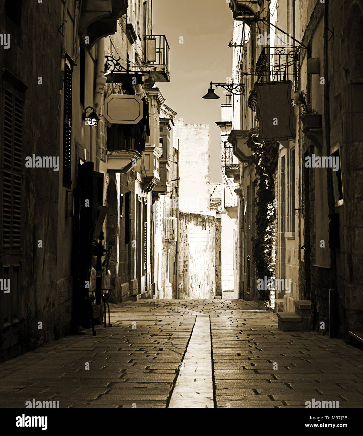 Une vieille rue et maisons typiques de Birgu, Malte Banque D'Images