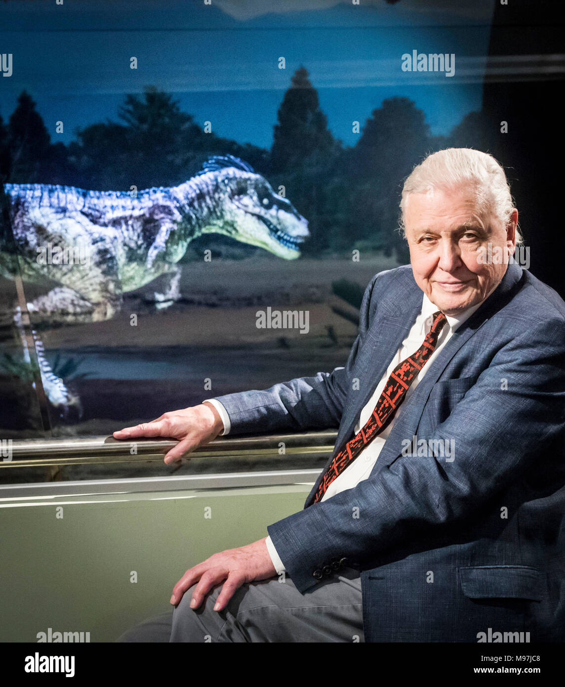 Sir David Attenborough est photographié avec un dessin animé, générée par ordinateur, théropode comme il ouvre officiellement le monde jurassique du Yorkshire au Yorkshire Museum de New York. Banque D'Images