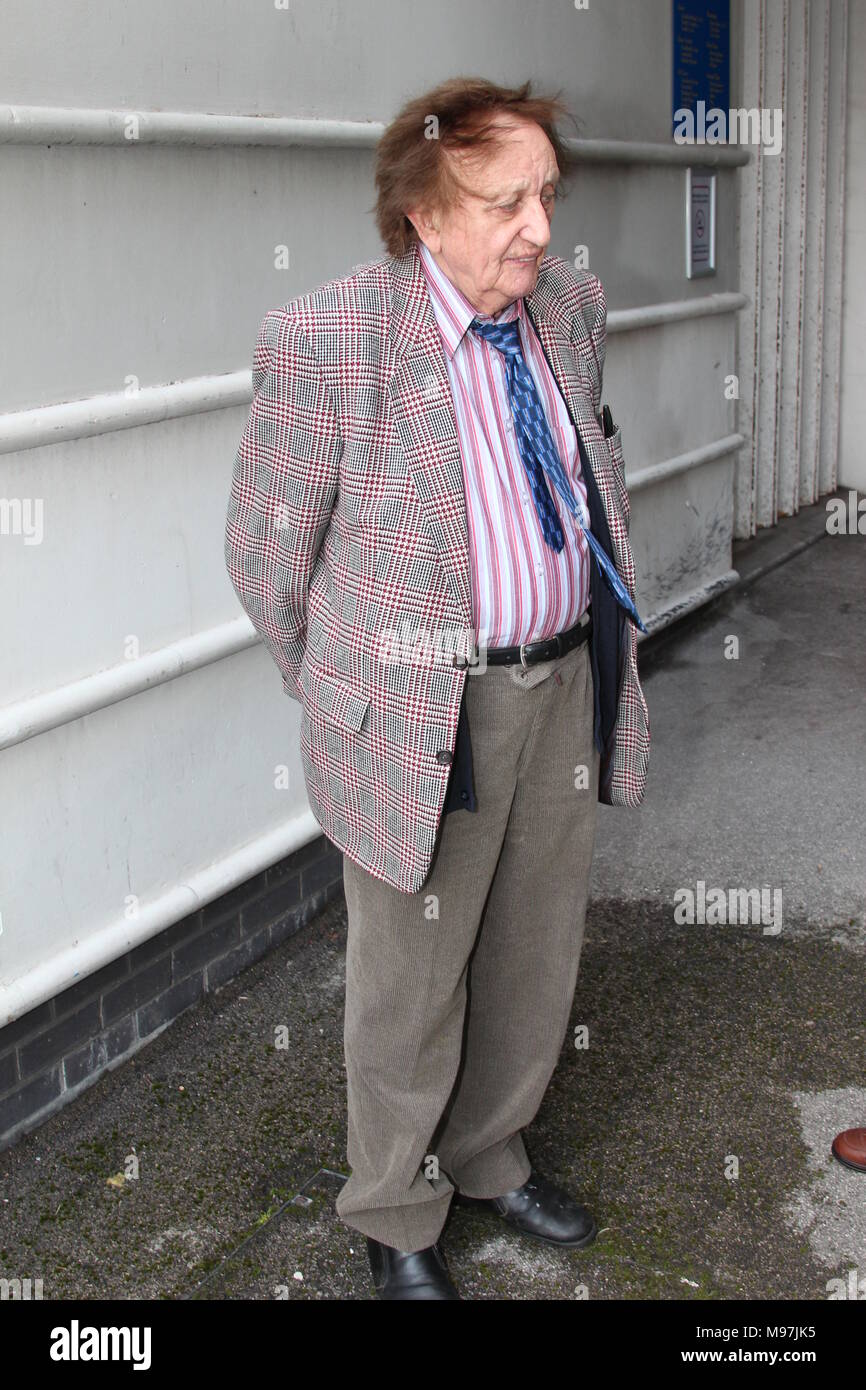 Ken Dodd arrivant à la Venue Cymru Wales Llandudno Banque D'Images