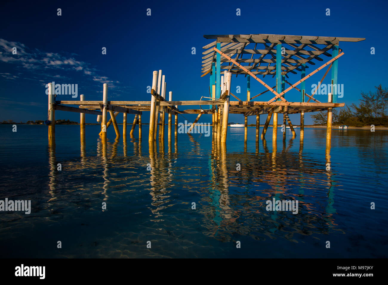 Après-midi soir reflète une belle image d'un jetée abandonnée sur le rivage encore des Bahamas. Banque D'Images