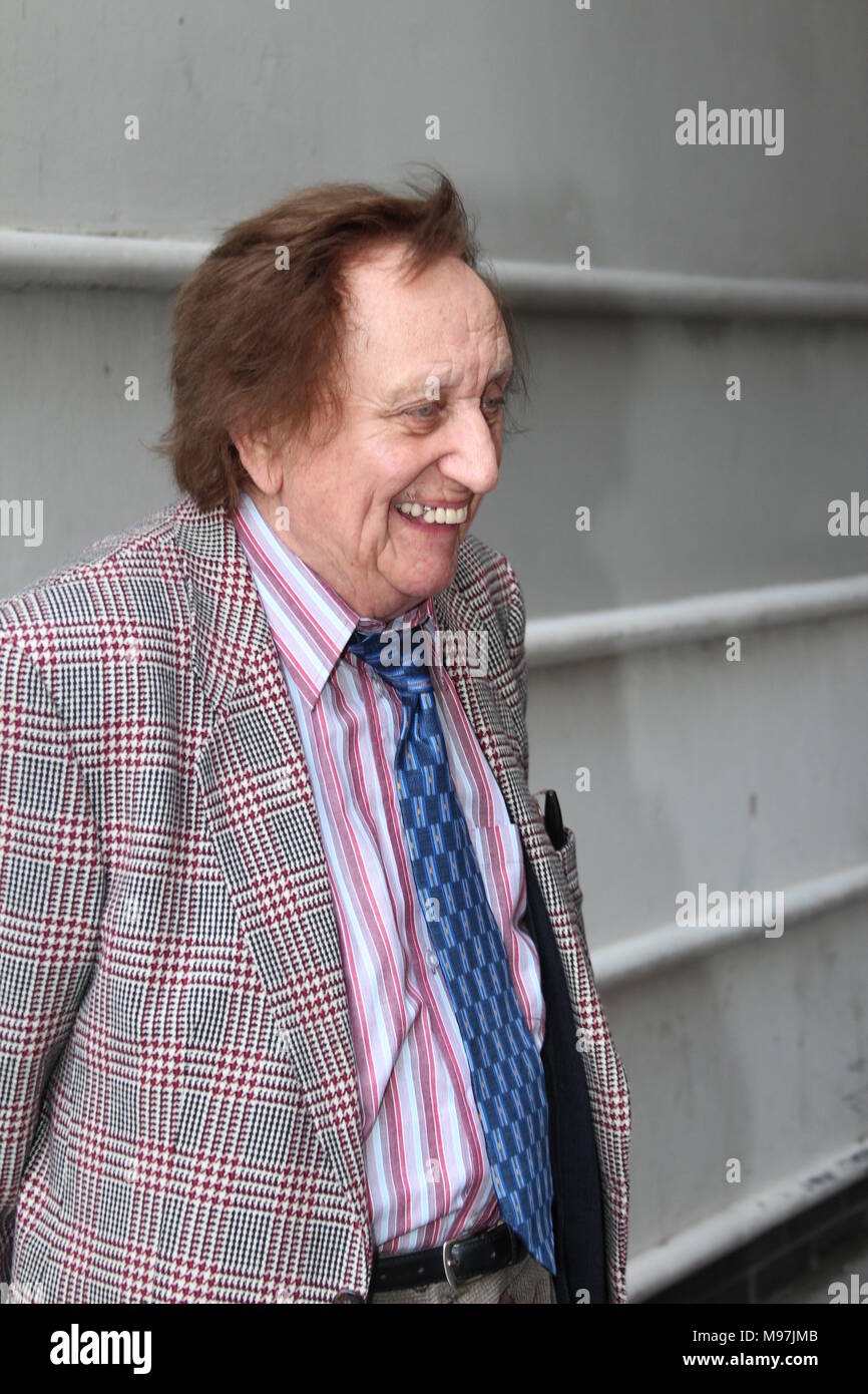 Ken Dodd arrivant à la Venue Cymru Wales Llandudno Banque D'Images