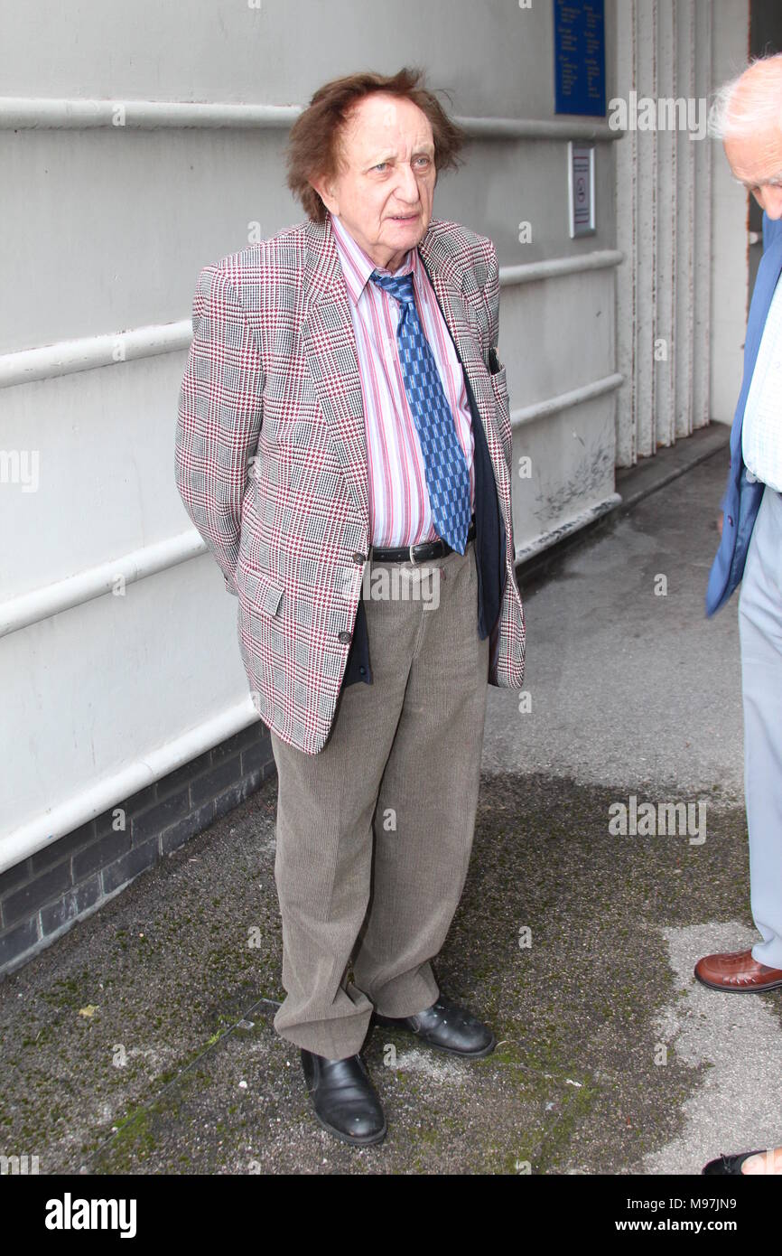 Ken Dodd arrivant à la Venue Cymru Wales Llandudno Banque D'Images