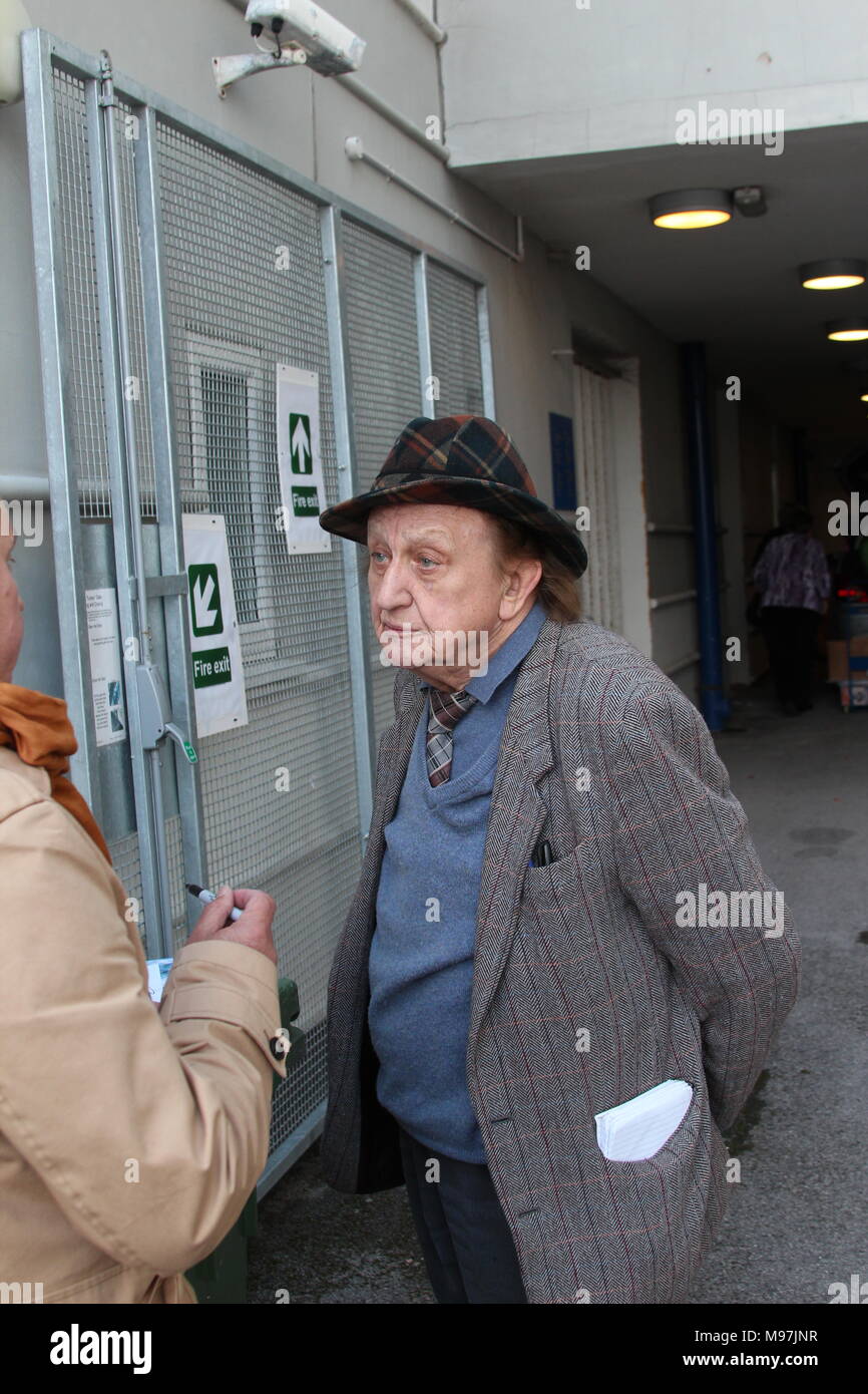 Ken Dodd arrivant à la Venue Cymru Wales Llandudno Banque D'Images