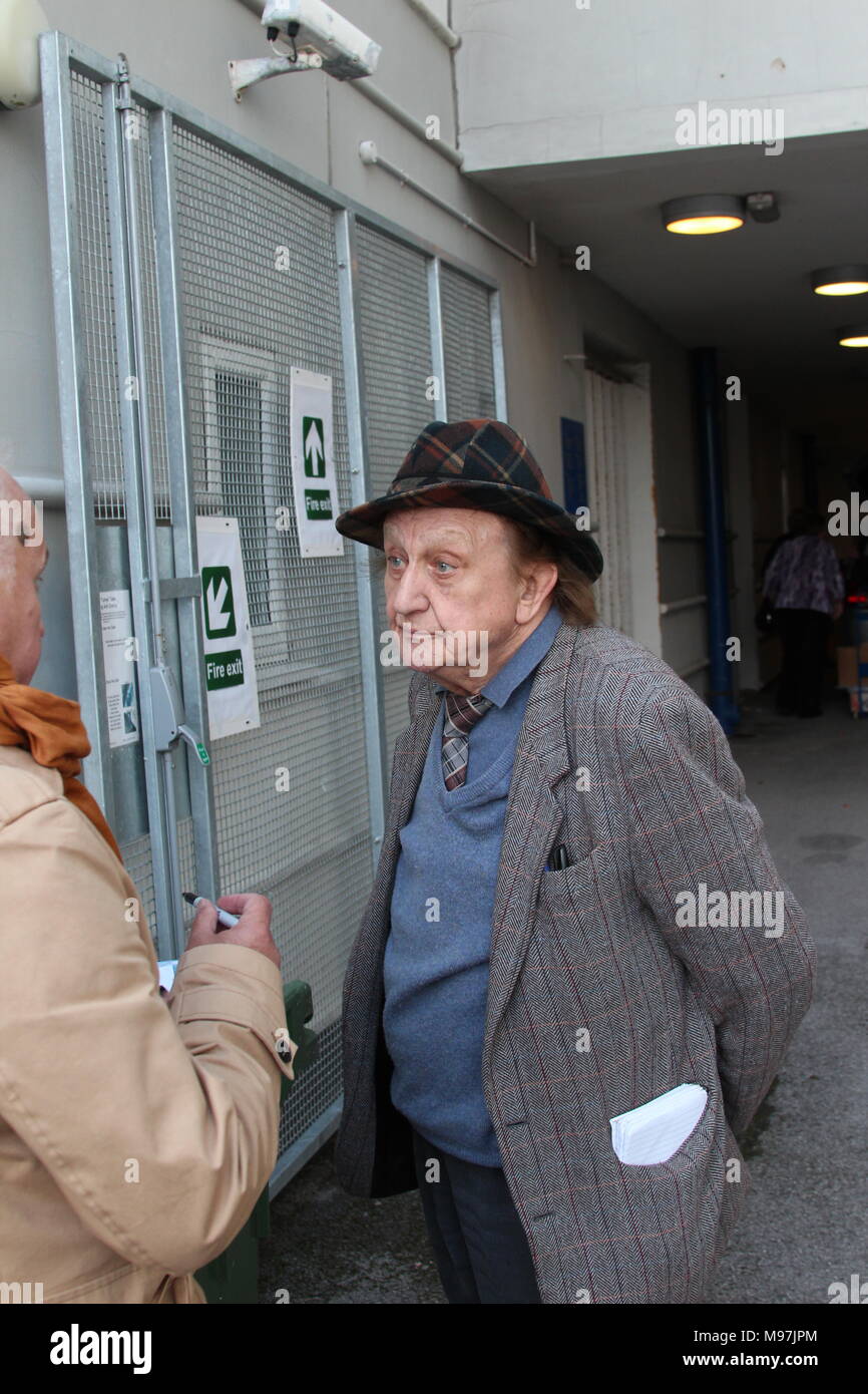 Ken Dodd arrivant à la Venue Cymru Wales Llandudno Banque D'Images
